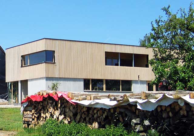 Werkstatt mit Wohnen - Holzstapel